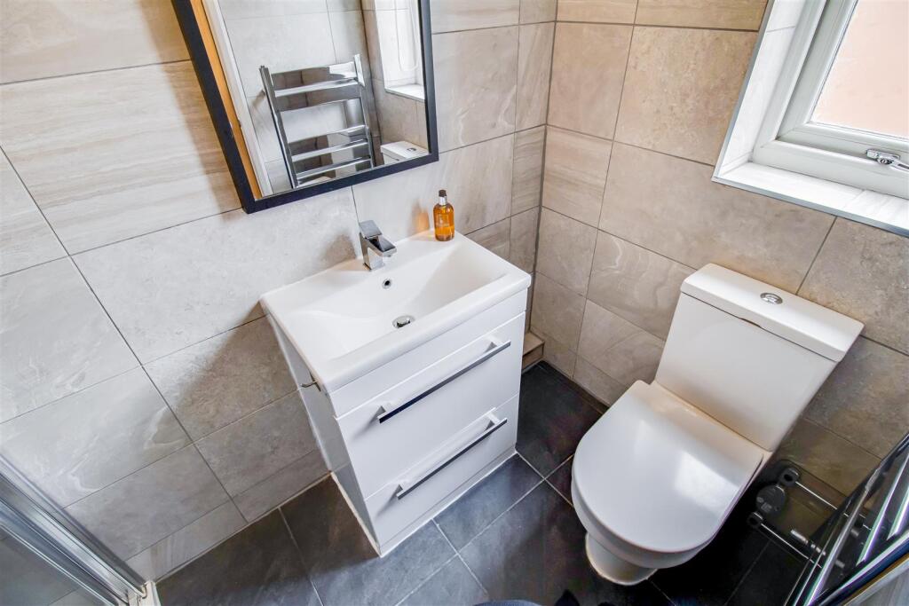 EN SUITE SHOWER ROOM/W.C.