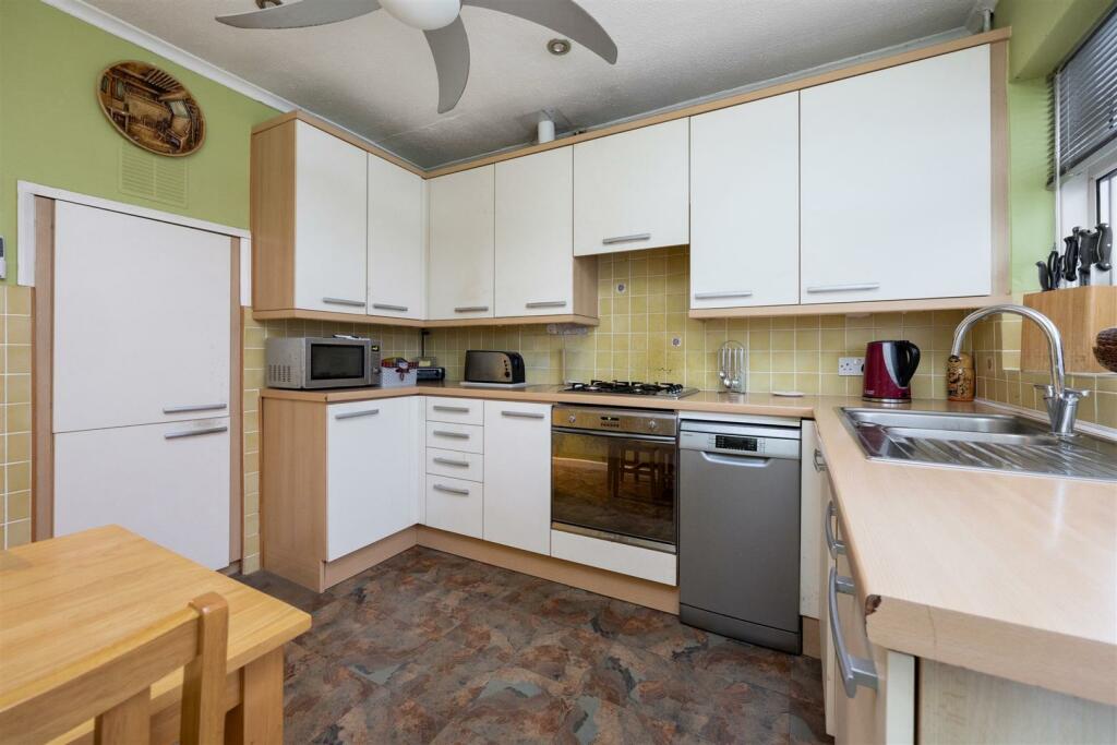 Hangleton Way 25 KITCHEN2.jpeg