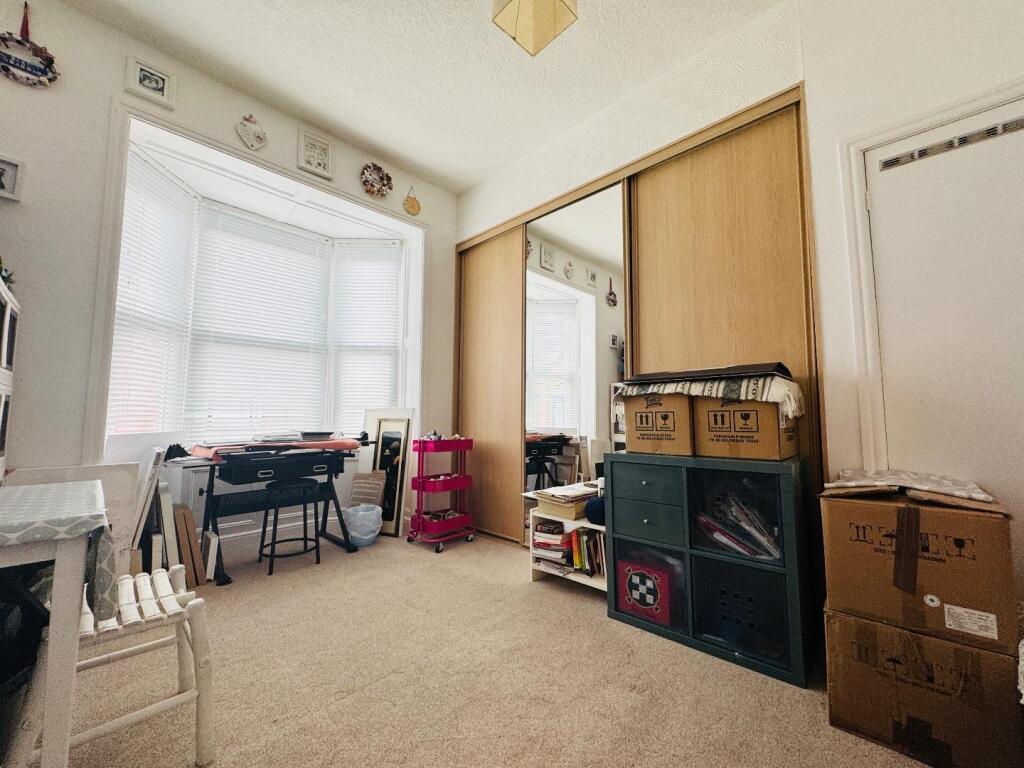 BEDROOM (FRONT)