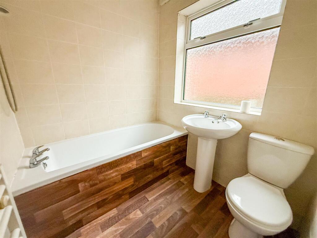 GROUND FLOOR BATHROOM