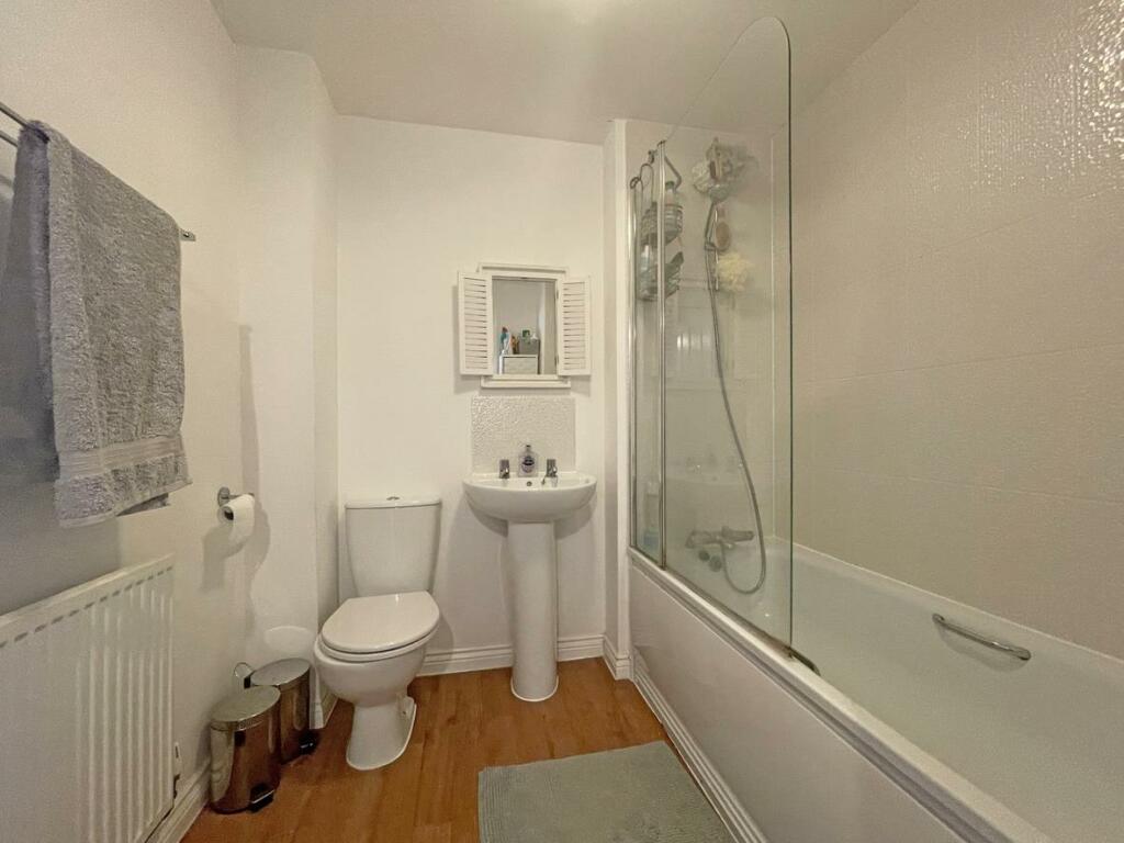 Marazion Way 16 Family Bathroom.jpg