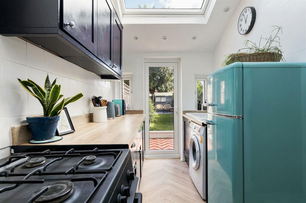 Chestnut Avenue, E7