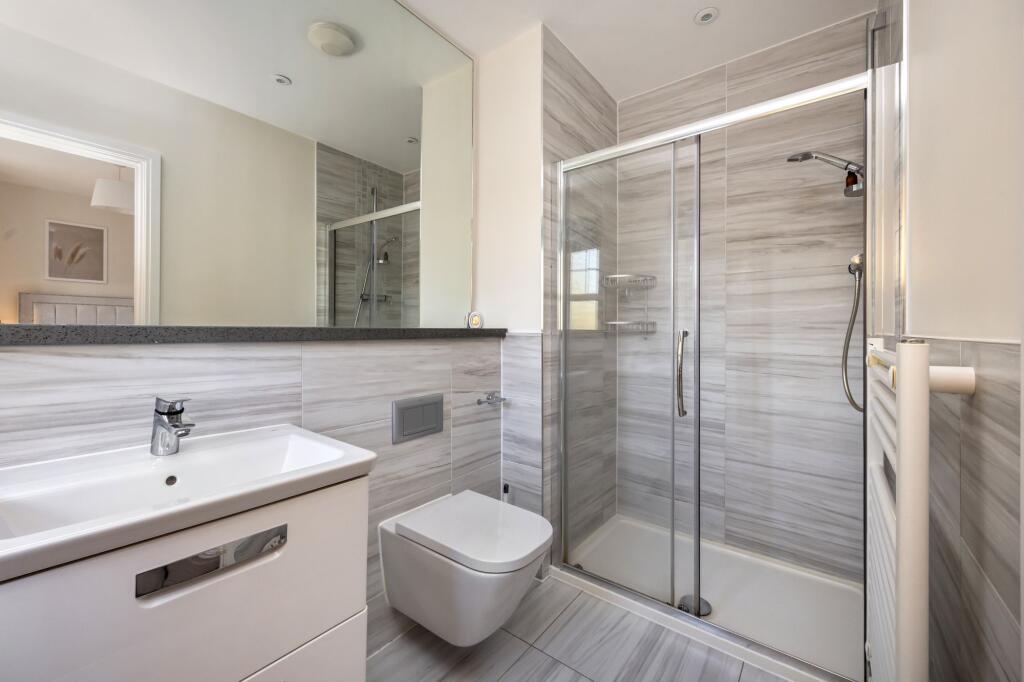 En Suite to Main Bedroom