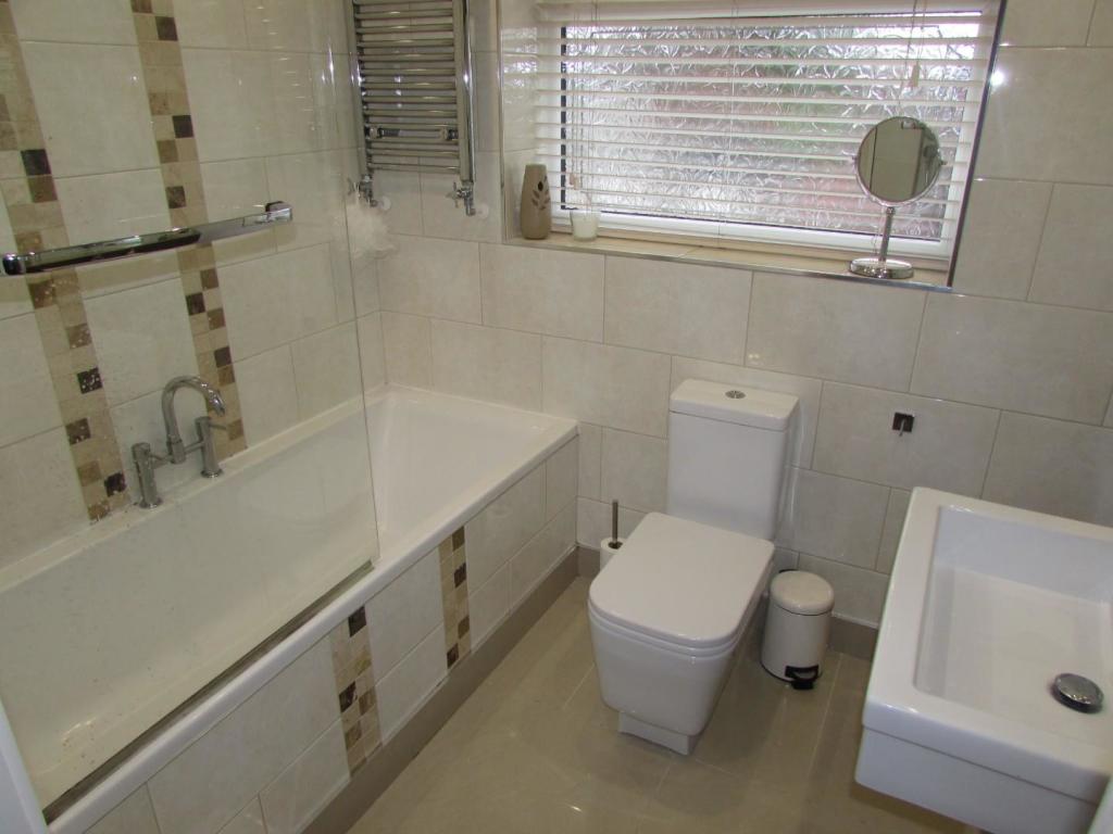 SomersetRd78bath1.JPG