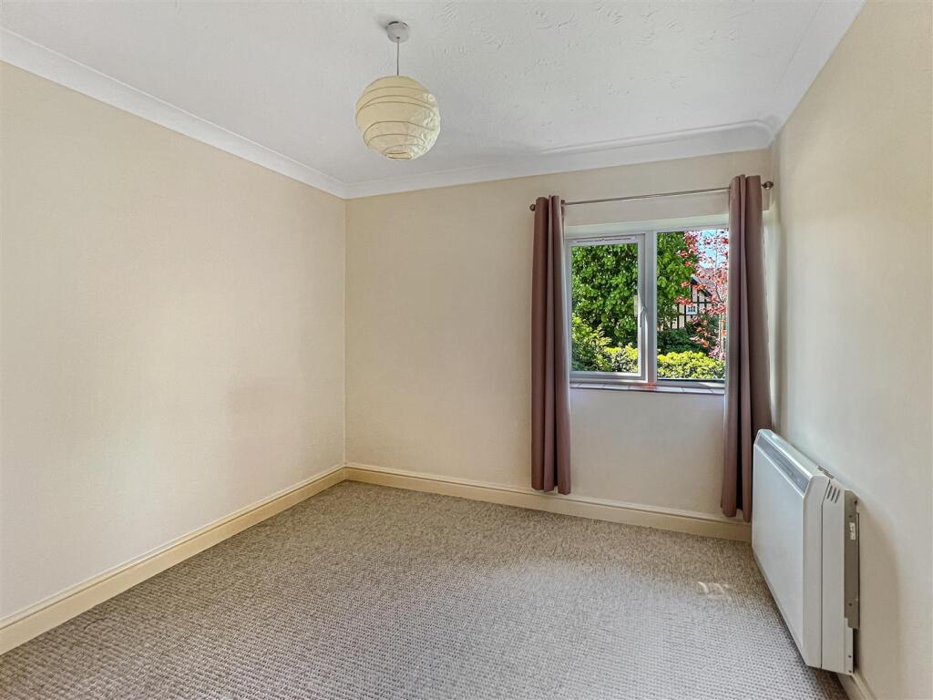 bedroom a.jpg