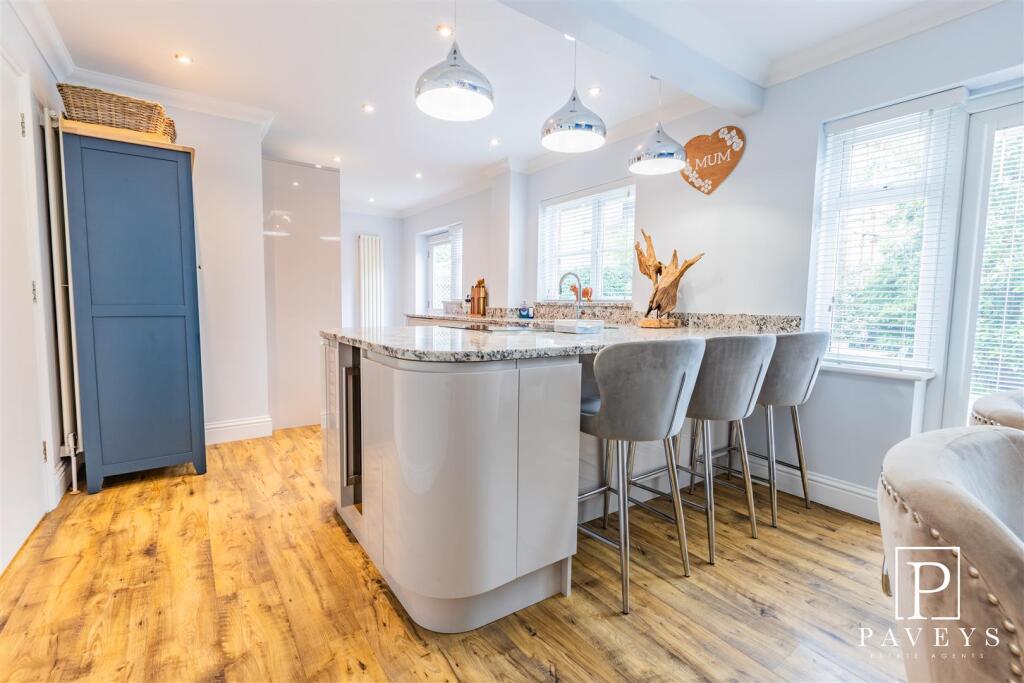 KITCHEN DINER FAMILY ROOM