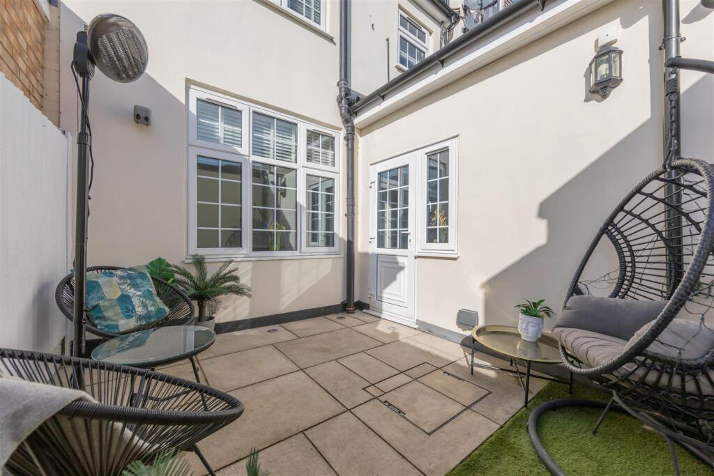 Edward Avenue, E4