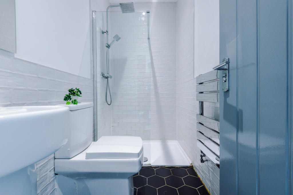 27 Woodcroft Road Bathroom 3