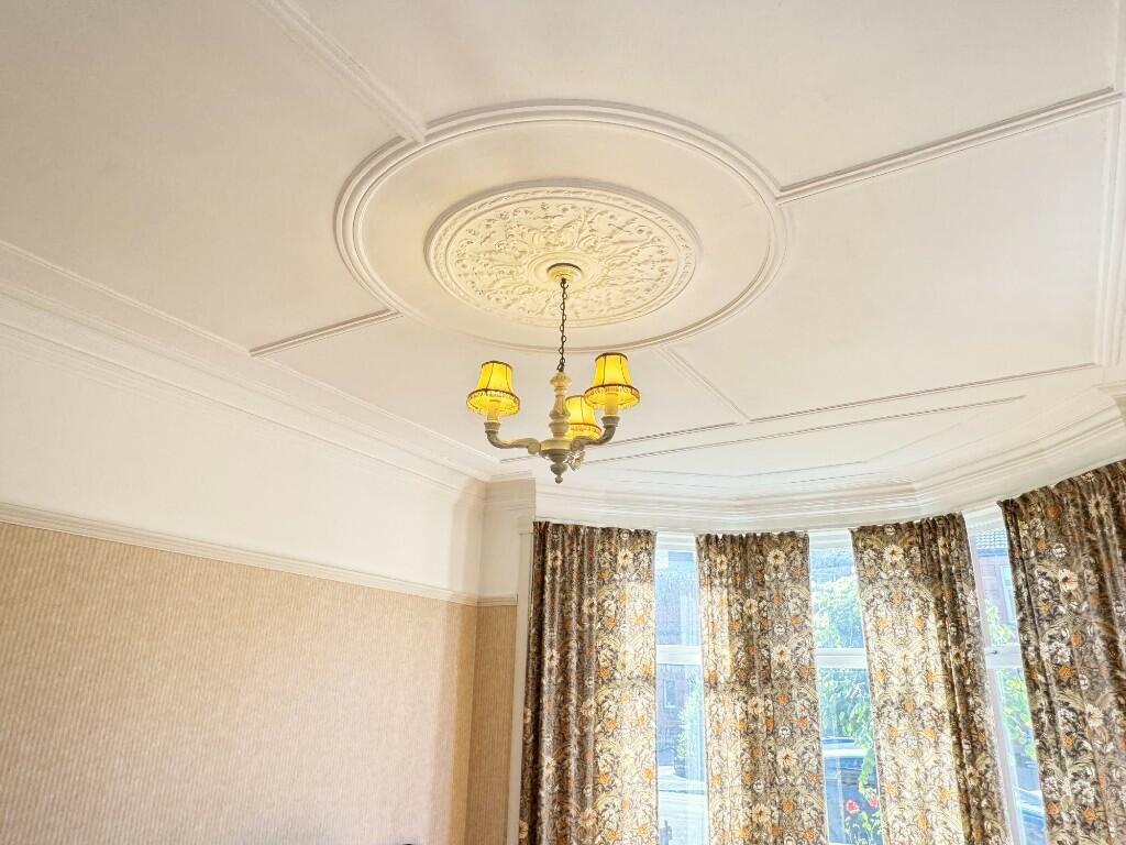 Lounge ceiling rose