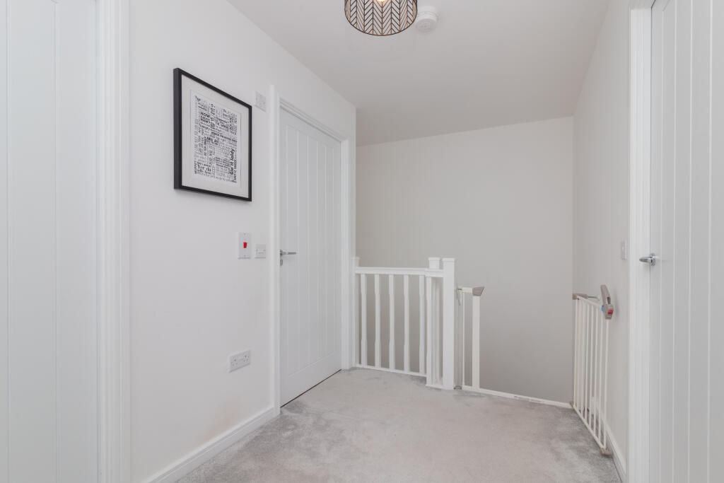 4 mill of cart way, Johnstone pa5 8fh L-32