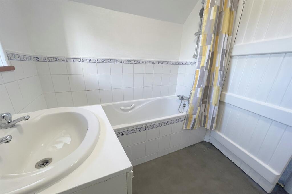 Bathroom+with+shower