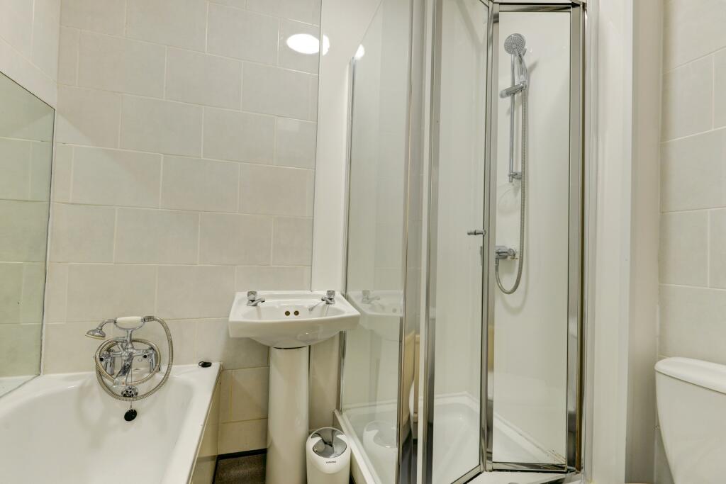 A clean and well-maintained bathroom suite feat...