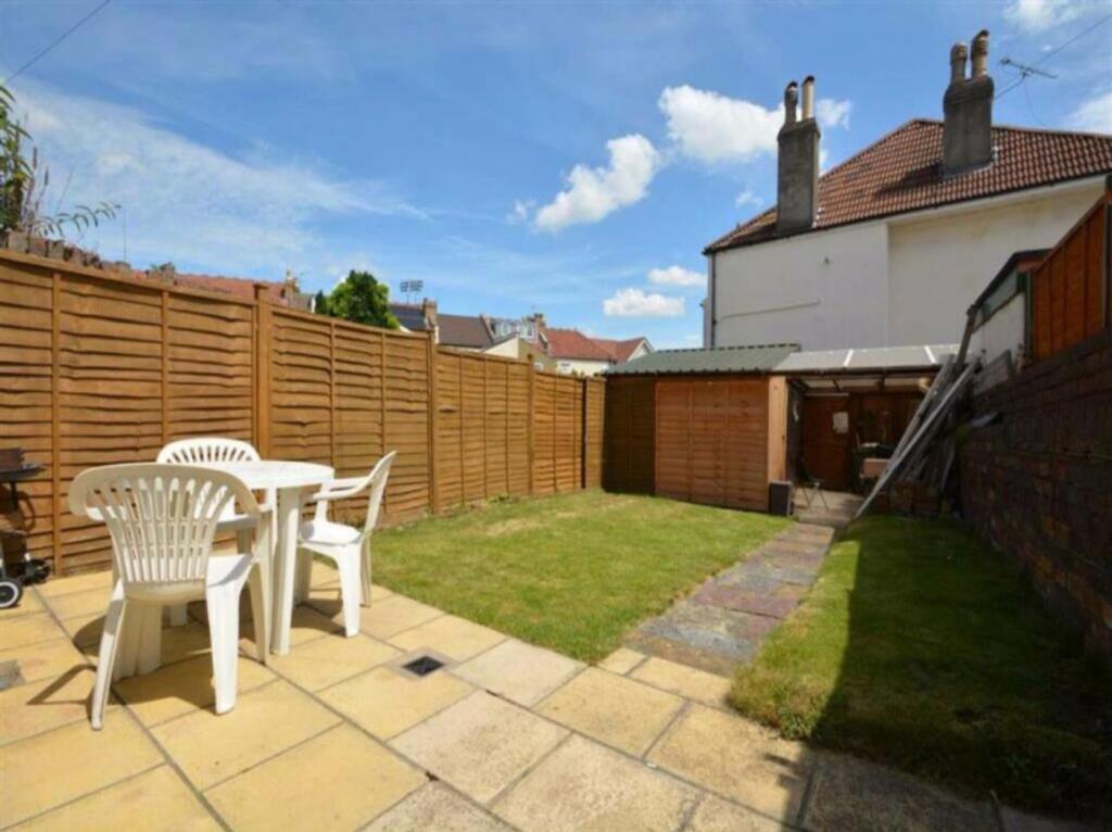 A spacious and well-maintained garden perfect f...
