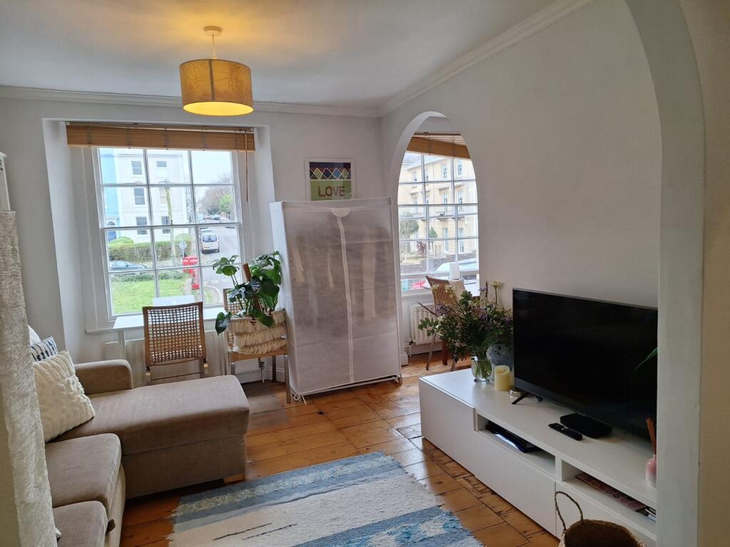 16FM LIVING ROOM2