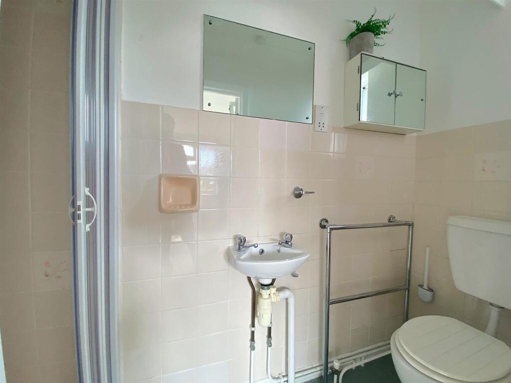 6 Blackfields Ave - En Suite.jpg