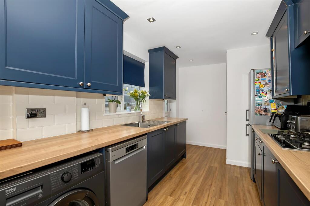 Kitchen 2.jpg