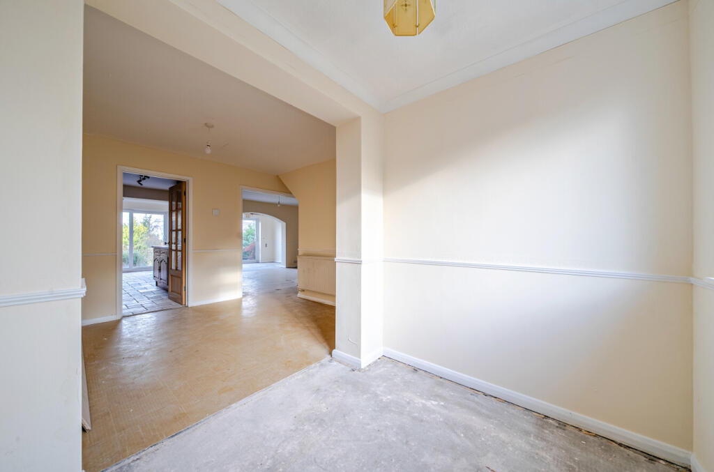 THROUGH TO DINING ROOM