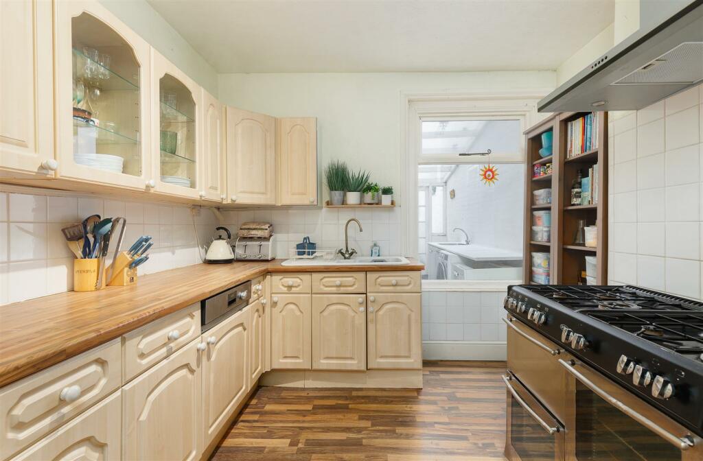 Kitchen 1.jpg