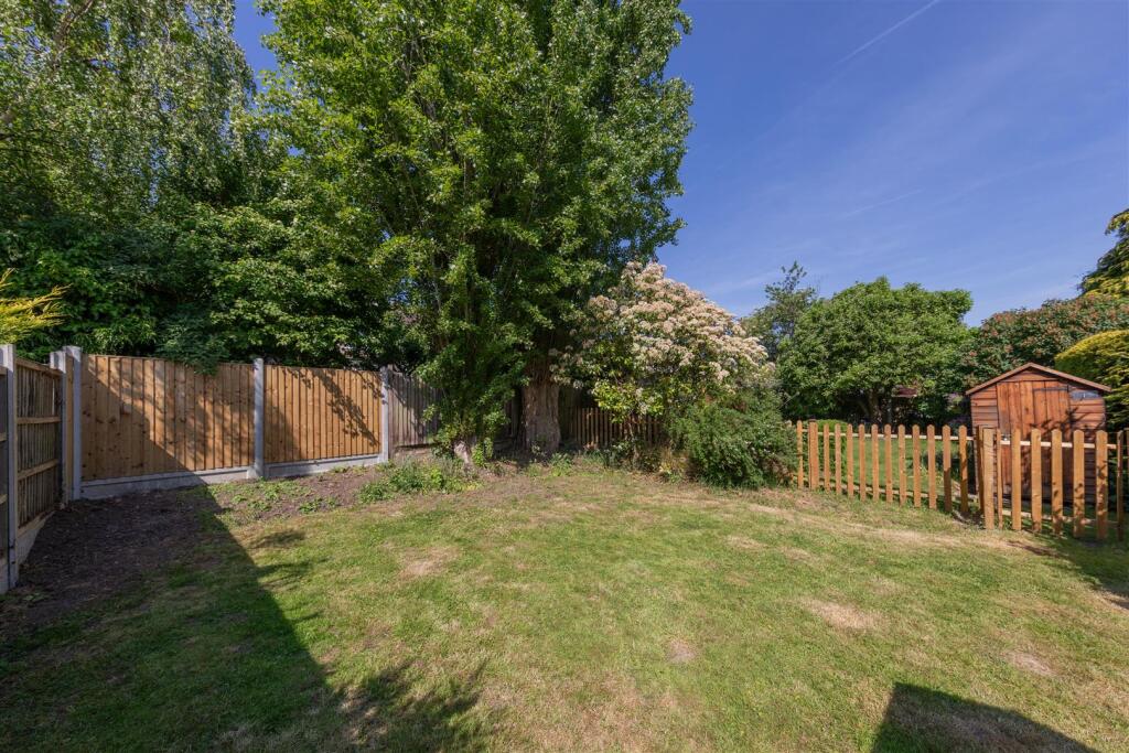 Onslow Gardens, E18