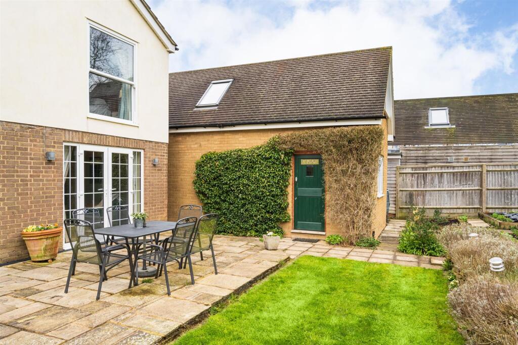 Rear patio to annexe