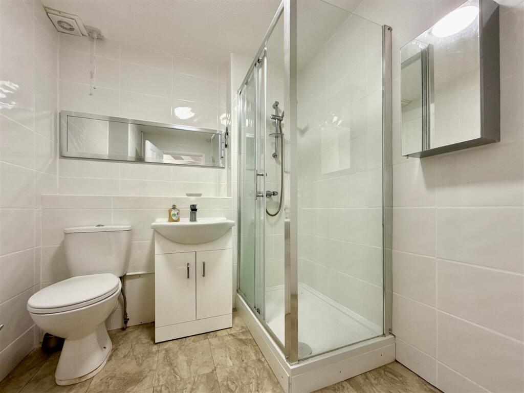 SHower Room.JPG