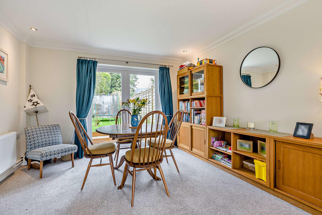 8640597-interior1...