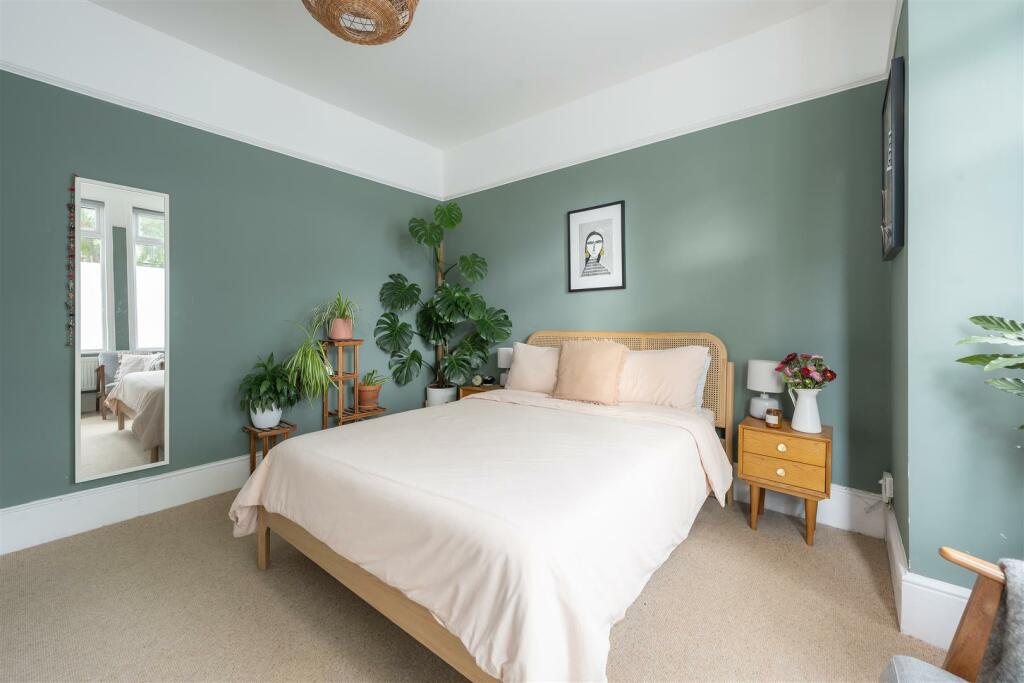 Cavendish Drive, E11