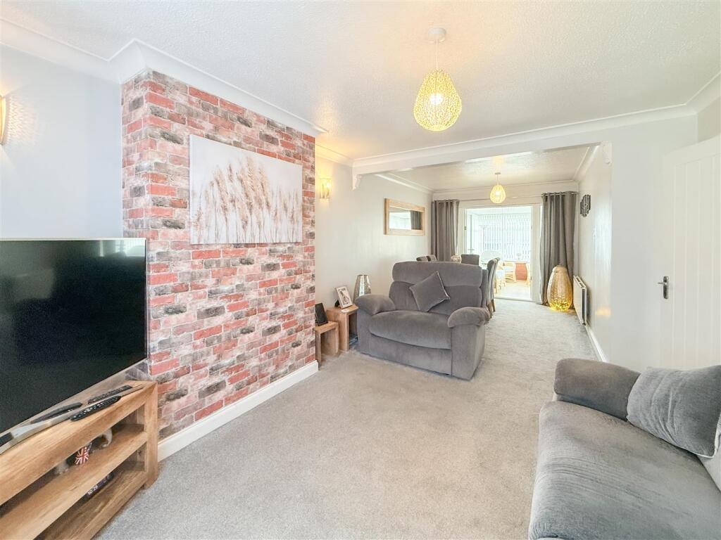 LIVING ROOM/DINING ROOM