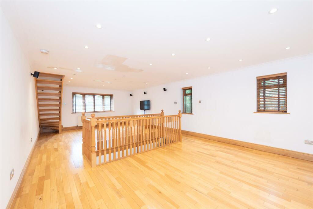 Gills Hill Lane 34.jpg