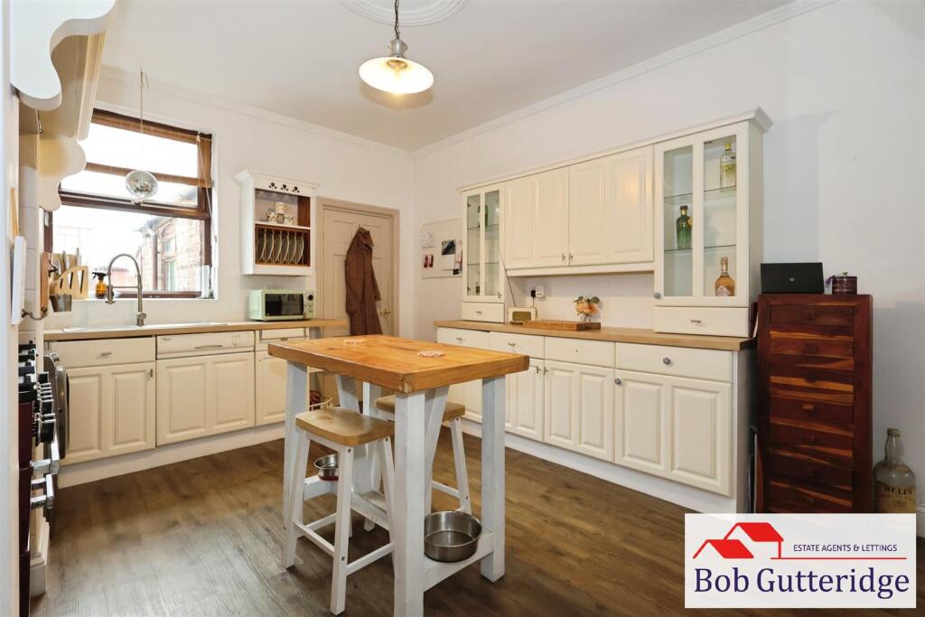 FITTED KITCHEN / DINER