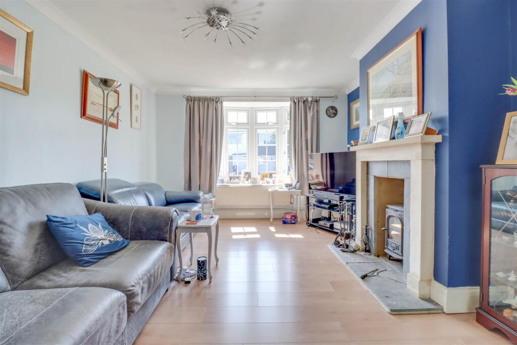 7 RETTENDON GARDENS WICKFORD.jpg