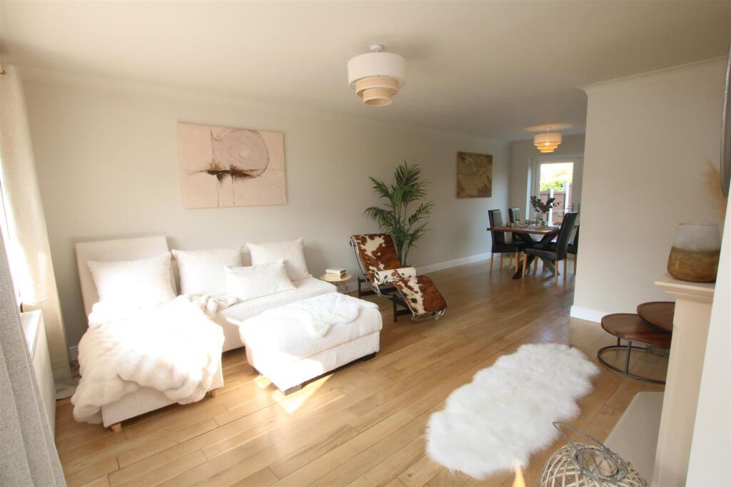 OPEN PLAN LOUNGE &amp; DINING ROOM
