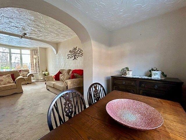 Lounge/Dining Area