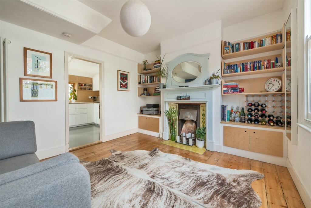 Woodbine Place, E11