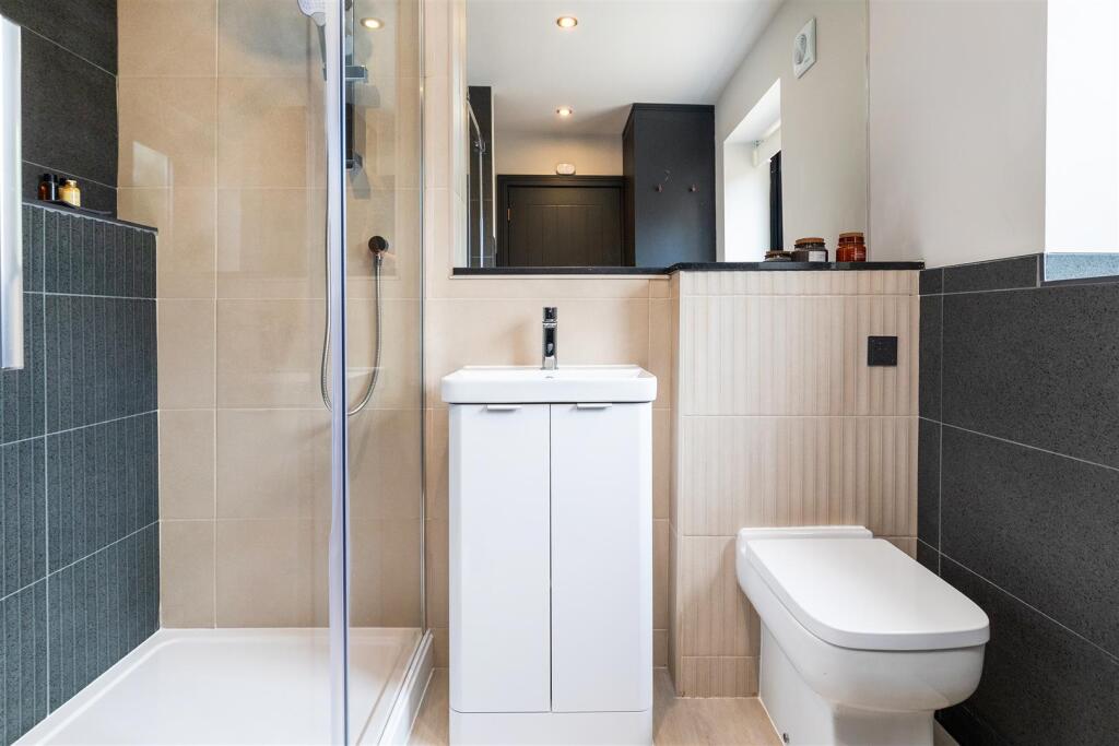 3. 17a Bathroom.jpg