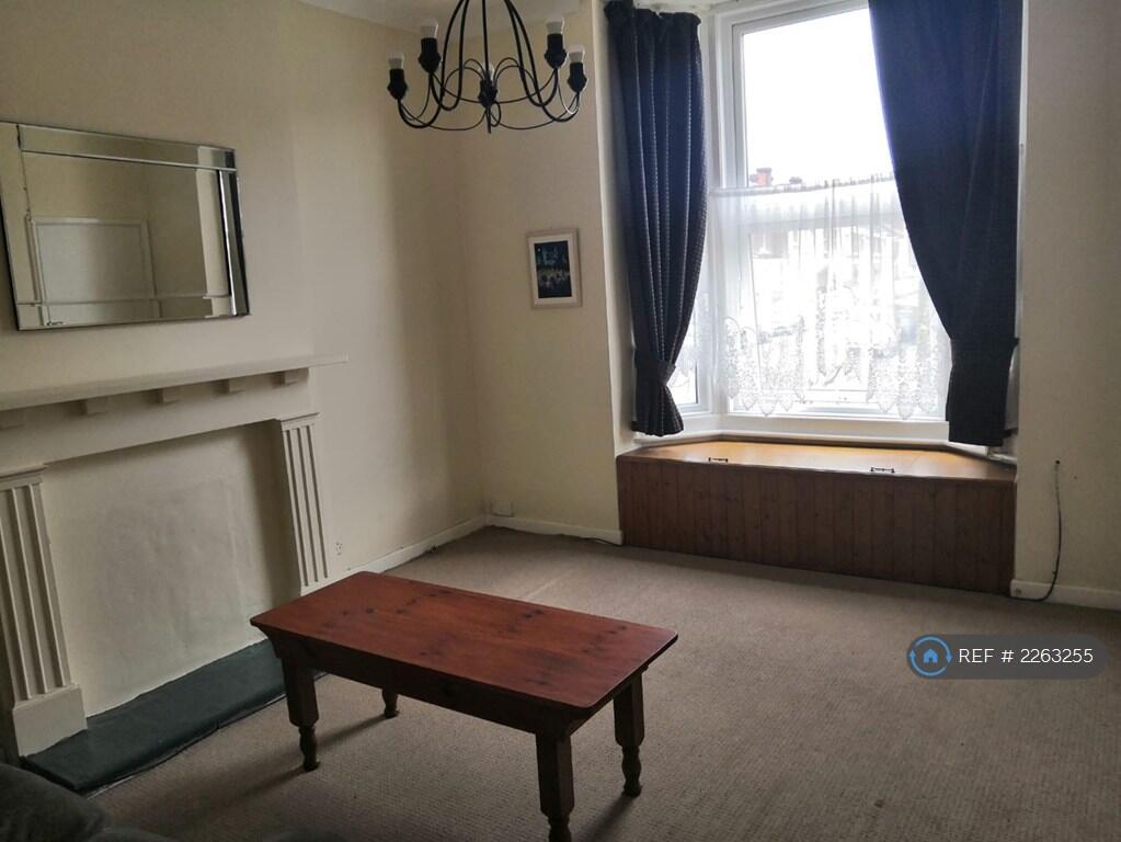 Large Victorian Features Bay Lounge