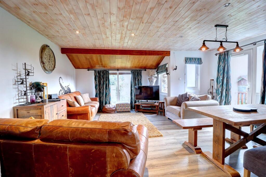 Lounge .1.jpg