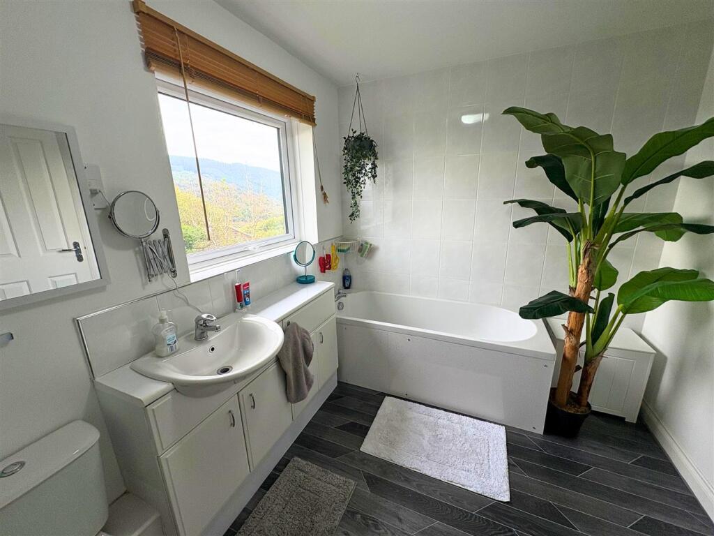Bathroom a (edit).jpg