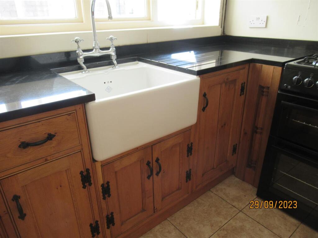 209 Watling Kitchen 2.JPG