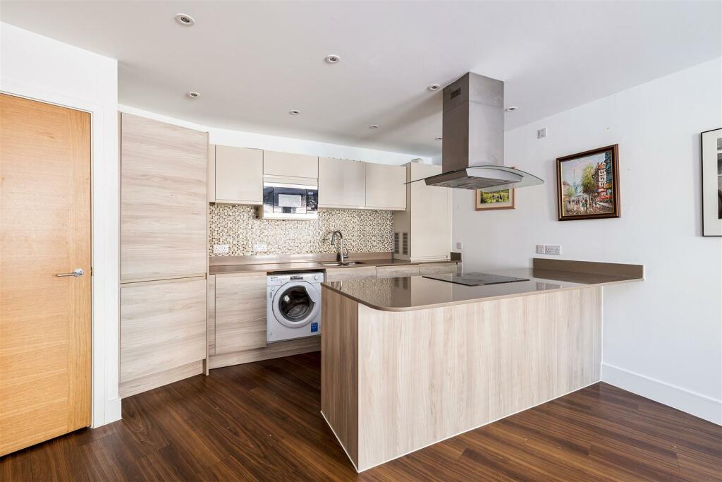 Eastwood Road, E18