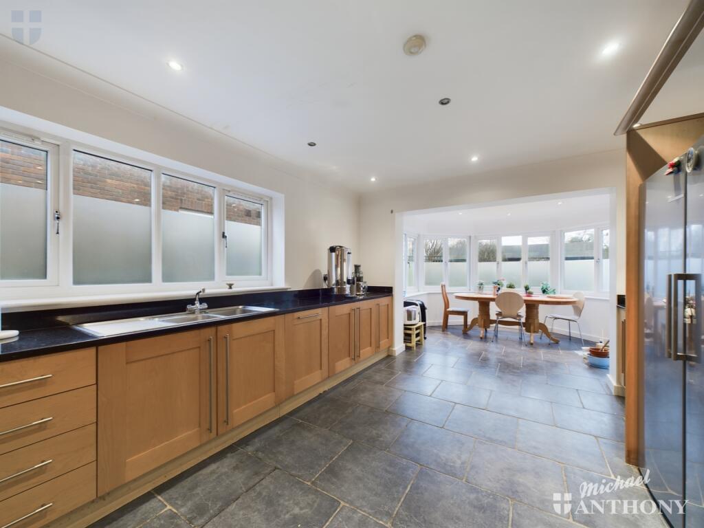 CAM03218G0-PR0527-STILL008