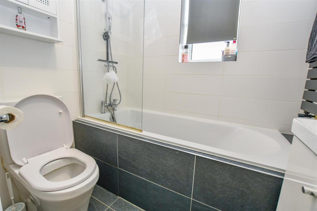 Bathroom 1.jpg