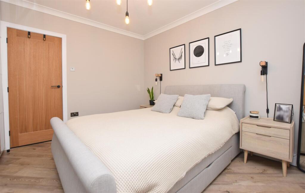 Bedroom 1 V2.JPG
