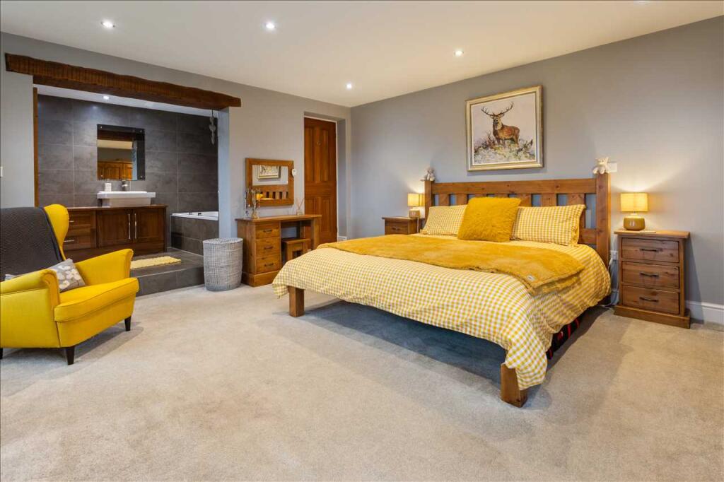 PRINCIPAL BEDROOM