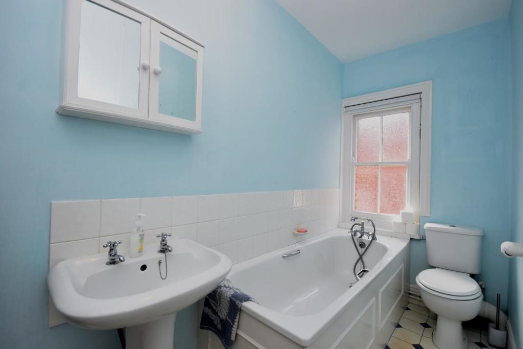 Bathroom 1.JPG