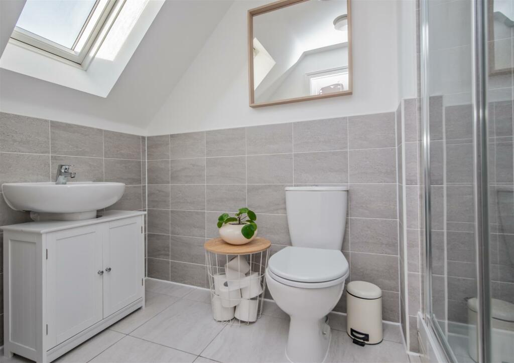 En-suite Shower Room / WC: