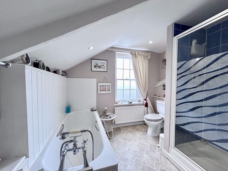Family Bathroom 1