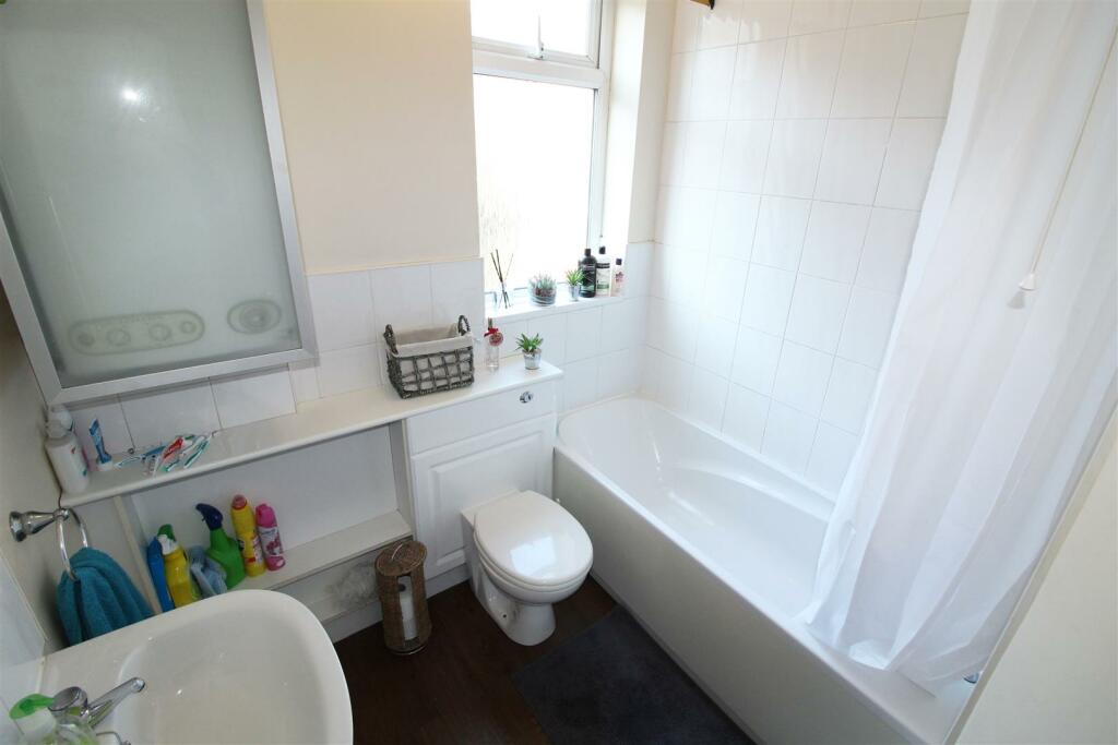 18 Moorgate main bathroom.JPG