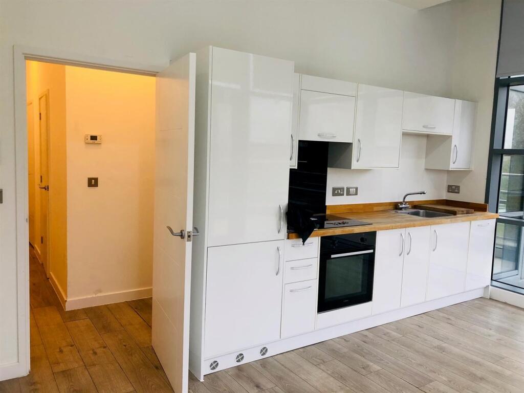 2 Bed two bath flat to rent in Harlow, Maxwellprop