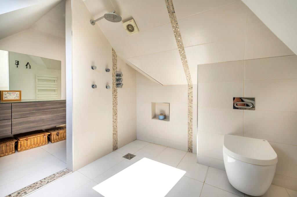 Ensuite to Bed One &amp; Two